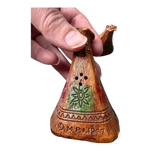 Vintage Wood Resin Teepee Wigwam Salt and Pepper Shaker MPI 1947. - Picture 2 of 5
